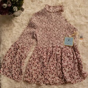 #113❤ BNWT CeCe one shoulder smocked top- Sz Small